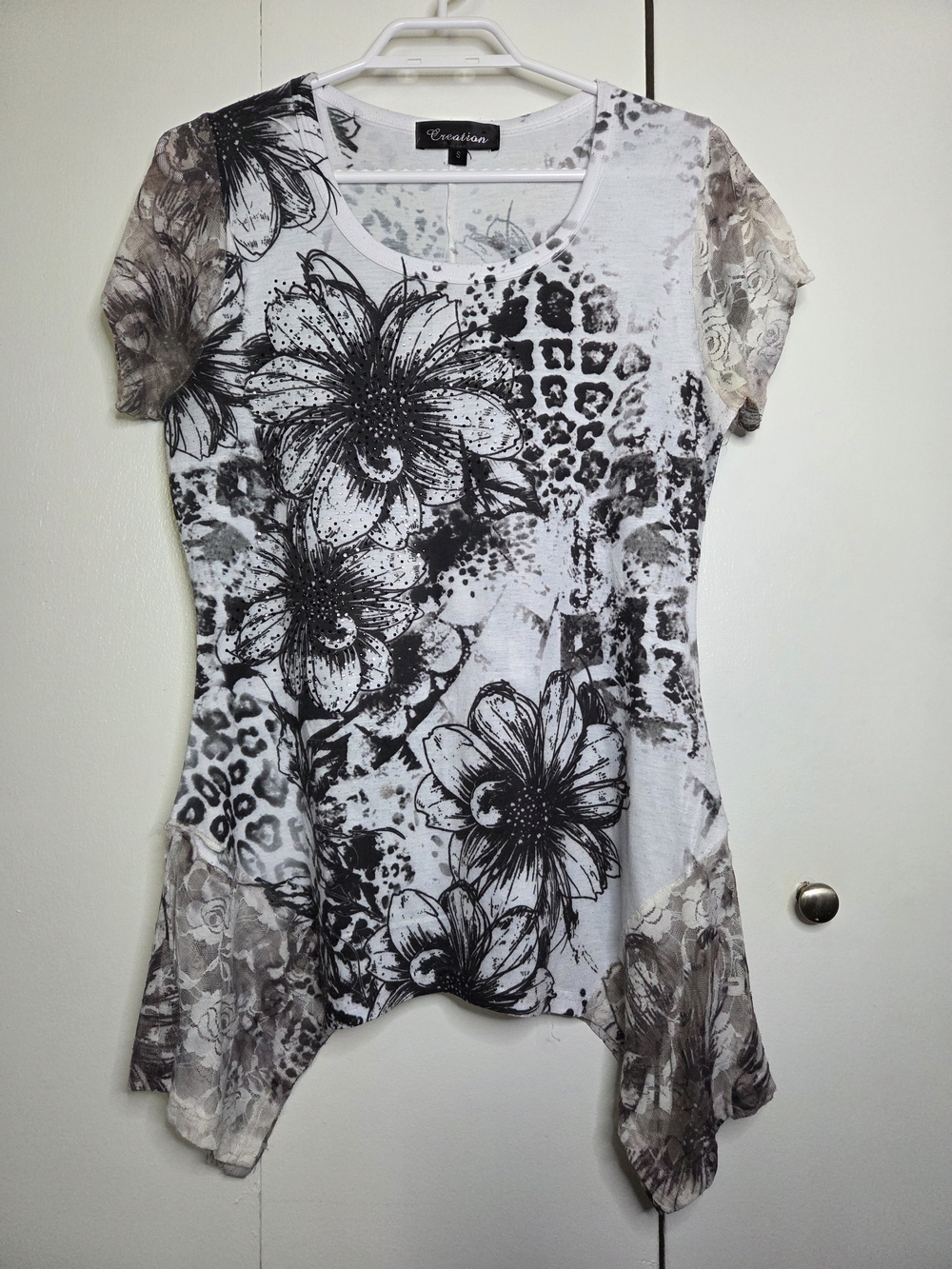 Women's S Floral-Print Asymmetric Hem Top in Black White Lace Accents